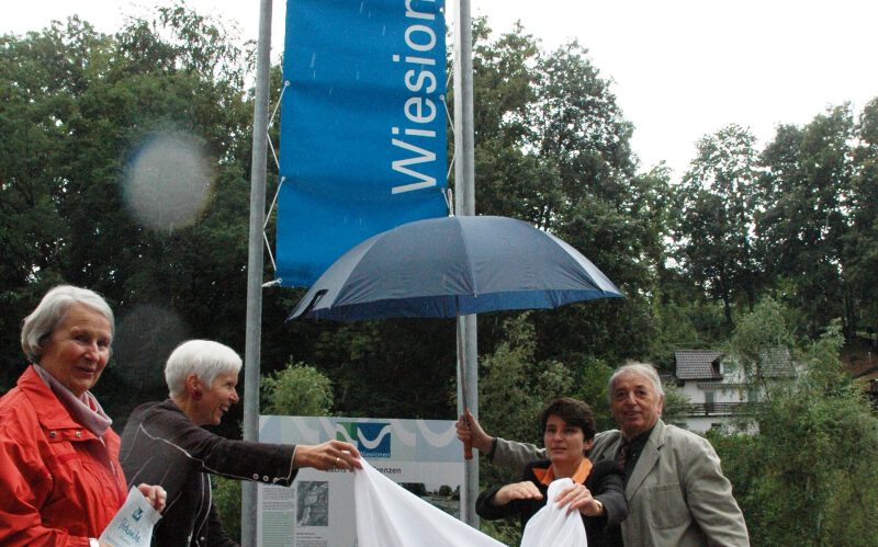Wiesionen Lörrach | v.l. Gisela Talke (Bürgerstiftung), OB Gudrun Heute-Bluhm, Umweltministerin Tanja Gönner, Prof. Helmut Striffler (Rheinkolleg) als "Schirmherr" für die Schirmherrin des Projektes v.l. Gisela Talke (Bürgerstiftung), OB Gudrun Heute-Bluhm, Umweltministerin Tanja Gönner, Prof. Helmut Striffler (Rheinkolleg) als "Schirmherr" für die Schirmherrin des Projektes 04.08.2006